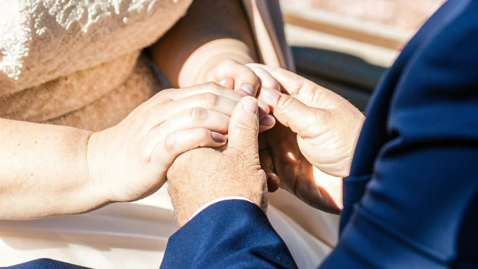 L’instant juste, sans superflu Mains des mariés se tenant lors de la cérémonie, symbole d’un engagement capté dans sa forme la plus essentielle